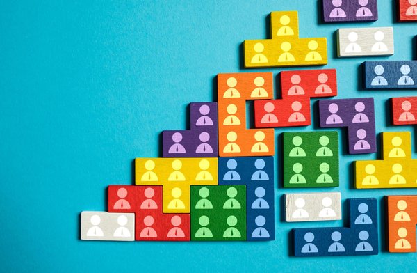 Comment les petits éditeurs peuvent-ils tirer parti des plateformes numériques pour atteindre un public mondial ?